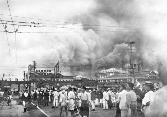 1923년 9월 1일 간토 대지진 당시 일본 도쿄에서 화재가 발생해 연기가 피어오르고 있다. 지난 1일 10만 여명의 인명 피해가 발생한 일본 간토 대지진의 100주년을 맞았다. AP=연합뉴스