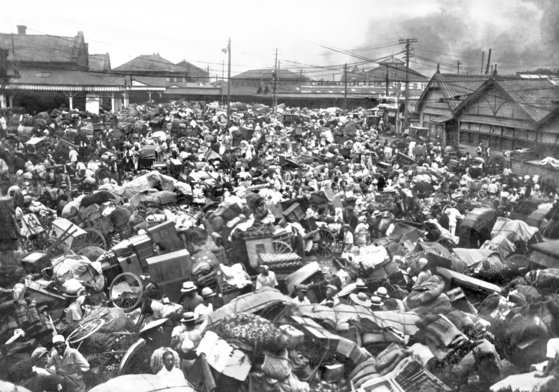 1923년 9월 1일 일본 도쿄 우에노역 앞 광장에서 지진 후 발생한 화재를 피해 피난민들이 소지품을 들고 모여들고 있다. AP=연합뉴스