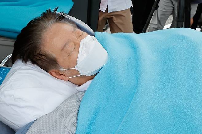 이재명 더불어민주당 대표가 18일 오전 서울 가톨릭대학교 여의도 성모병원 응급실에서 녹색병원으로 이송되고 있다. /사진=뉴스1