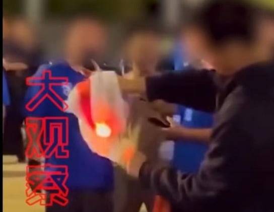 한 중국인이 축구 경기장 밖에서 일장기를 태우고 있다. /사진=연합뉴스(더우인 캡처)