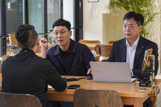 토니오(오치영) 셰프와 구홍기 KB국민은행 전문위원이 일산의 경양식 식당을 찾아 점주와 경영자문을 나누고 있다. 사진=임형택 기자