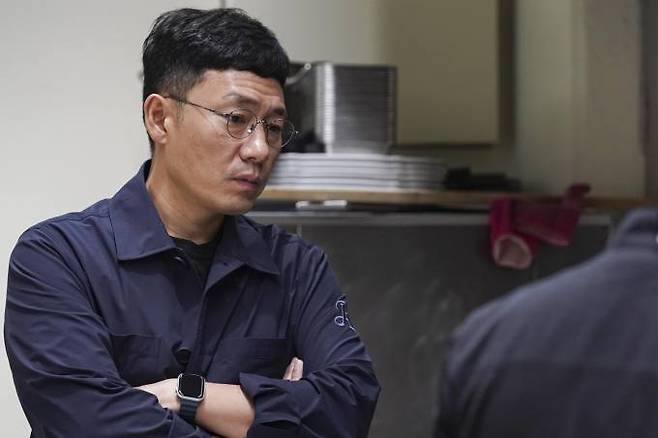 '화려한 경양식' 점주 김현섭 사장의 조리 과정을 지켜보는 토니오 셰프.&nbsp;