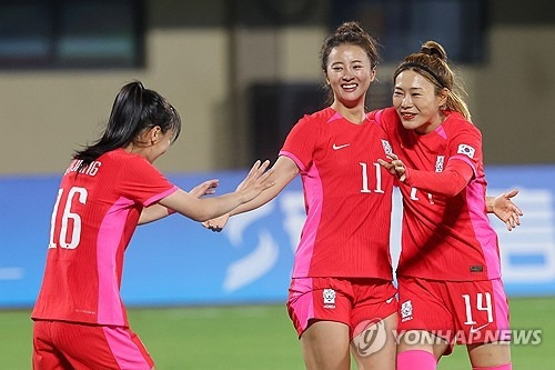 22일 오후 중국 저장성 원저우 스포츠센터 스타디움에서 열린 항저우 아시안게임 여자 축구 조별리그 E조 1차전 한국과 미얀마의 경기. 한국 전은하가 골을 넣은 뒤 기뻐하고 있다. [원조우=연합뉴스]