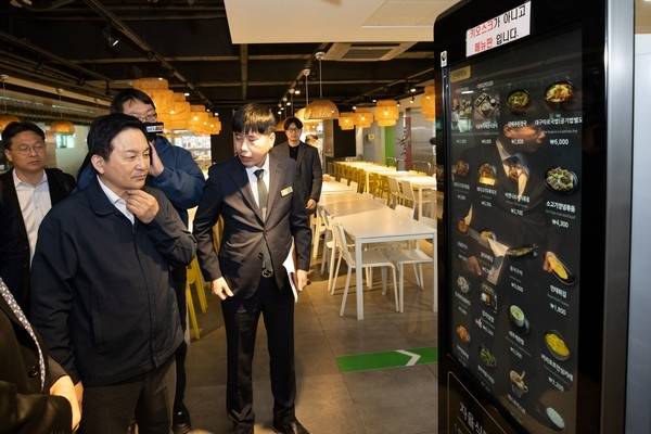 원희룡 국토교통부 장관이 지난 3월 24일 죽전휴게소를 방문해 고속도로 휴게소 현장을 점검하고 있다.(국토부 제공)