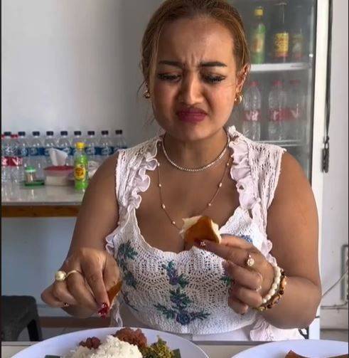 [서울=뉴시스] 이슬람교도인 리나 루트피아와티(33)가 지난 3월 발리에서 "알라의 이름으로"라는 뜻의 아랍어인 "비스밀라(Bismillah)"를 말하고 돼지 껍질을 먹는 영상을 촬영한 후 소셜미디어(SNS)에 업로드했다고 20일(현지시간) 영국 BBC가 보도했다. 사진은 리나 루트피아와티가 자신의 틱톡 계정에 올린 영상 갈무리. 2023.09.21. *재판매 및 DB 금지