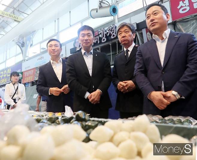 ▲ 전통시장 둘러보는 이복현 금감원장과 금융권 인사들