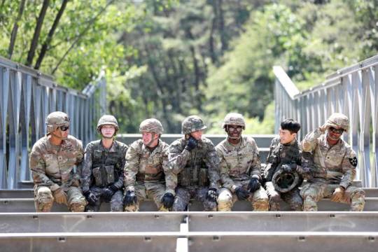 경북 경산시 공병 야외전술훈련장에서 열린 한미연합 상용 교량 구축훈련에서 육군1117공병단과 미2사단 한미연합사단 11공병대대 장병들이 상용 교량 위에서 웃음꽃을 피우며 휴식을 취하고 있다.국방일보 제공
