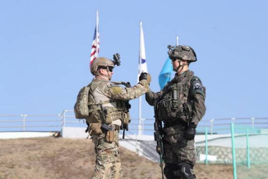 비무장지대 판문점 공동경비구역(JSA) 오울렛 경계소초에서 JSA경비대대 유재우 대위(진·오른쪽)와 유엔군사령부 경비대대 디킨스 중사가 한미연합 수색작전을 마친 뒤 악수하고 있다.