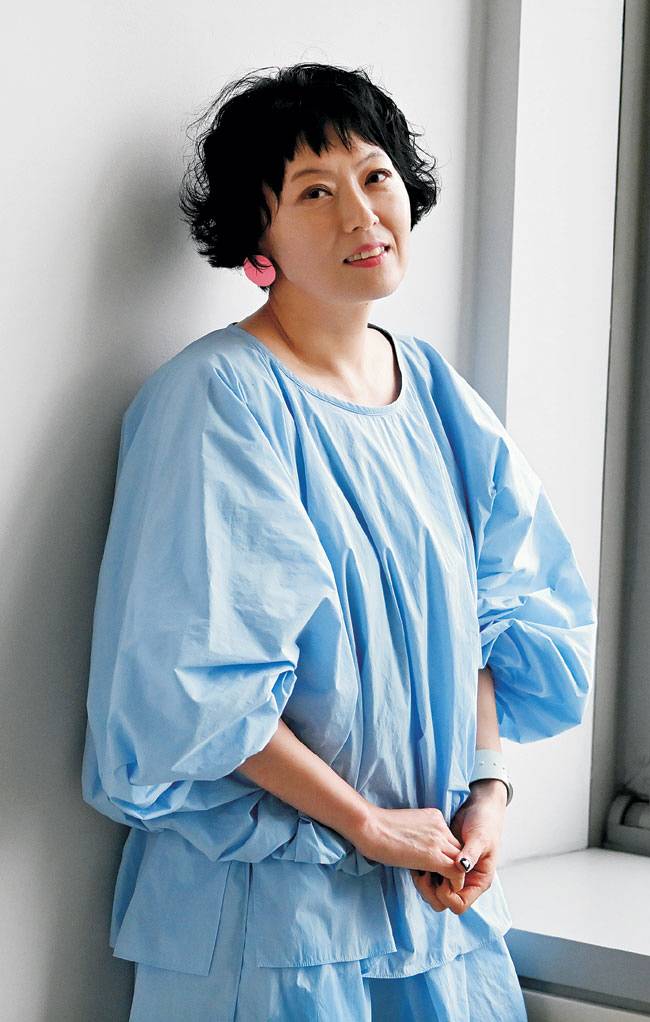 ‘난다’ 대표이자 ‘문학동네 시인선’ 기획위원인 김민정 시인은 시인선 기획 당시를 “예쁘게 만들고 싶어 디자인에 미쳐있던 시기”라고 말했다. 별다른 이미지 없이 색과 타이포그래피만으로 구성된 ‘문학동네 시인선’ 표지는 “색종이냐”는 놀림을 받기도 했지만 특유의 감각으로 독자들에게 큰 사랑을 받고 있다.   문호남 기자