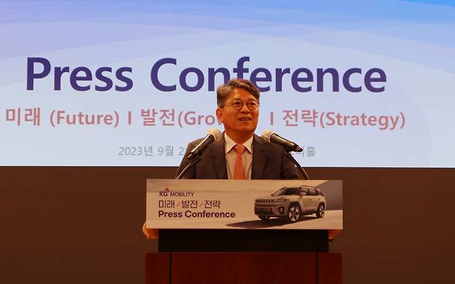 곽재선 KG 모빌리티 회장이 21일 열린 KG 모빌리티의 미래 발전 전략 기자 간담회에서 발표하는 모습. [KG 모빌리티 제공]