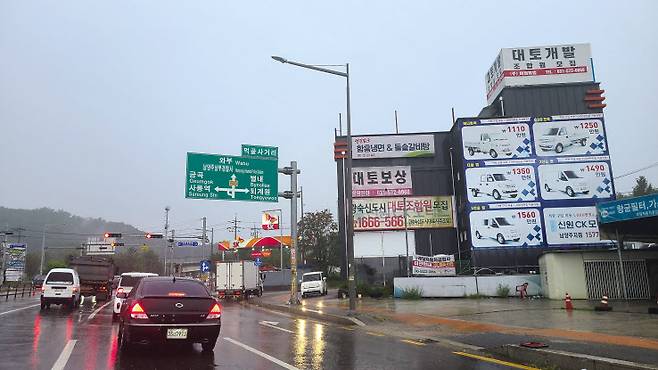 왕숙신도시 부지. 한 건물에 토지보상금을 현금대신 수용지구 내 토지로 보상받을 수 있는 대토조합원을 모집한다는 광고가 붙었다. 서영상 기자