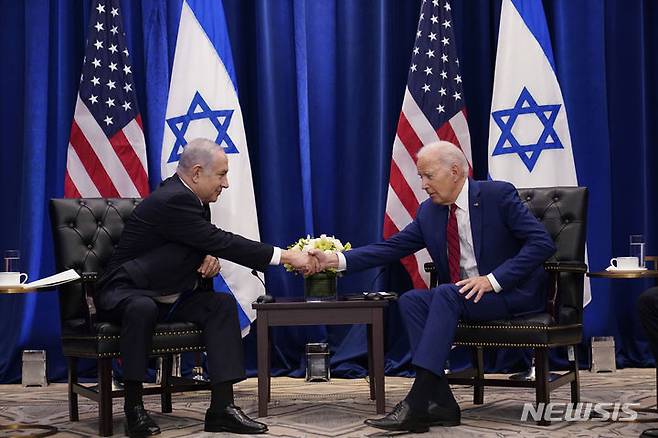 [뉴욕=AP/뉴시스] 미국의 중재로 사우디아라비아와 이스라엘 관계 정상화가 진행되고 있는 가운데, 수교 조건으로 사우디 내에 민간 핵 프로그램 운영 지원 방안이 수면 아래서 논의되고 있는 것으로 전해졌다. 사진은 조 바이든(오른쪽) 미국 대통령이 지난 20일(현지시각) 제78차 유엔총회가 열리는 뉴욕에서 베냐민 네타냐후 이스라엘 총리와 회담하며 악수하고 있는 모습. 2023.09.22.