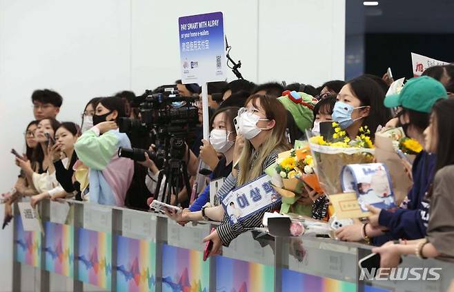 [항저우=뉴시스] 조수정 기자 = '리그오브레전드(LOL)' 국가대표 '페이커' 이상혁 팬들이 2022 항저우 아시안게임 개막을 하루 앞둔 22일(현지시간) 중국 항저우 샤오산국제공항에서 이상혁이 나오기를 기다리고 있다. 2023.09.22. chocrystal@newsis.com