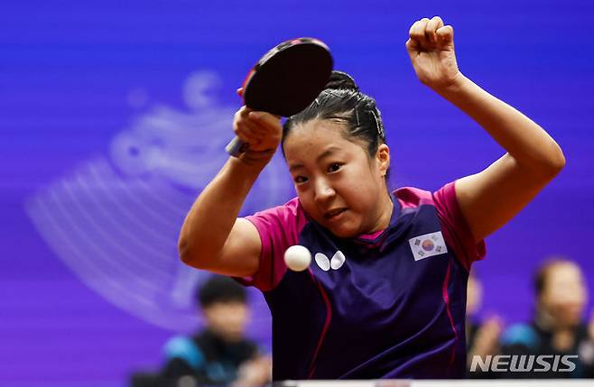 [항저우=뉴시스] 정병혁 기자 = 신유빈이 22일 중국 항저우 공슈 캐널 스포츠 파크 체육관에서 열린 2022 항저우 아시안게임 탁구 여자 단체 조별리그 D조 대한민국과 태국의 경기를 치르고 있다. 2023.09.22. jhope@newsis.com