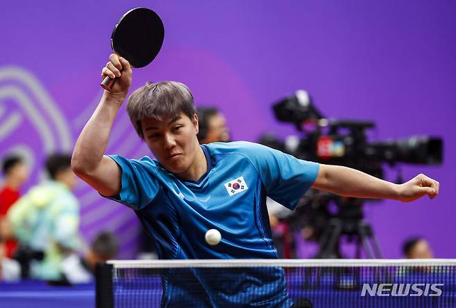 [항저우=뉴시스] 정병혁 기자 = 안재현이 22일 중국 항저우 공슈 캐널 스포츠 파크 체육관에서 열린 2022 항저우 아시안게임 탁구 남자 단체 조별리그 C조 대한민국과 태국의 경기에서 상대방의 공을 받아내고 있다. 2023.09.22. jhope@newsis.com