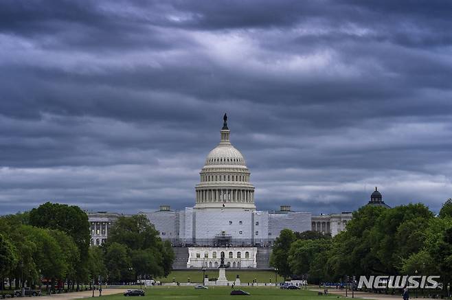[워싱턴=AP/뉴시스]CNN은 백악관 예산관리국(OMB)이 셧다운 지침을 각 연방기관에 배포하는 등 잠재적인 셧다운에 대비하기 위한 준비에 조만간 공식 착수할 예정이라고 22일(현지시간) 보도했다. 사진은 지난 5월지난 3일 미국 워싱턴 국회의사당 모습. 2023.09.22