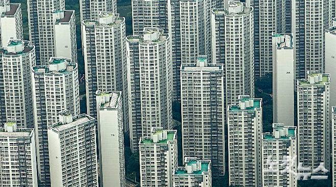 서울 아파트값이 12주 연속으로 올랐다. 전국 아파트값도 4주 연속 상승했고 오랜 기간 떨어졌던 지방도 하락세도 멈췄다. 한국부동산원에 따르면 8월 첫째 주 서울 아파트값은 0.09% 올라 전주(0.07%)대비 상승폭이 커졌다. 이로써 서울 아파트값은 5월 넷째 주(0.01%) 반등한 뒤 12주 연속으로 올랐다. 사진은 14일 서울 롯데월드타워에서 바라본 아파트. 박종민 기자