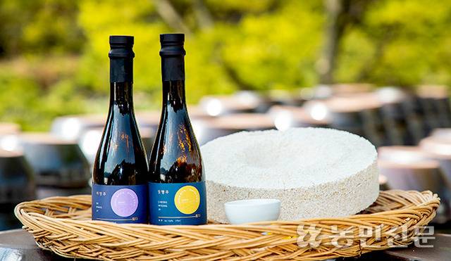 ‘청명주’ 라벨에 있는 보름달 모양은 누룩을 형상화했다. 술에 들어간 종류에 따라 색이 달라진다.