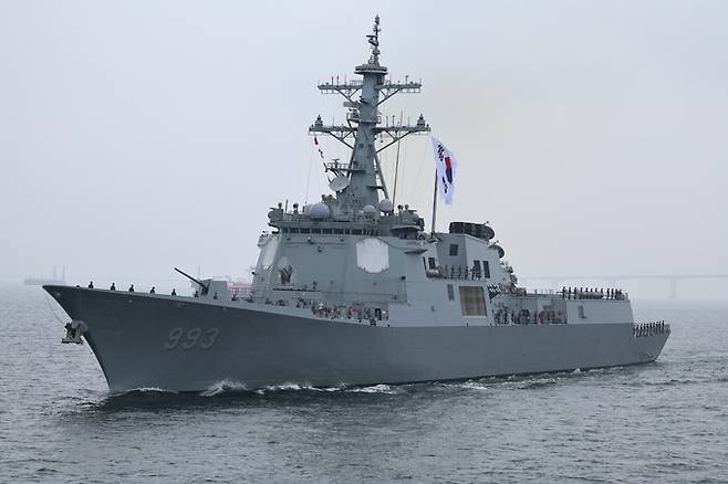 지난 13일 인천항 수로에서 열린 제73주년 인천상륙작전 전승기념 미디어데이 행사에서 해군 이지스구축함 서애류성용함(DDG)이 해상사열을 하고 있다. 인천=뉴스1