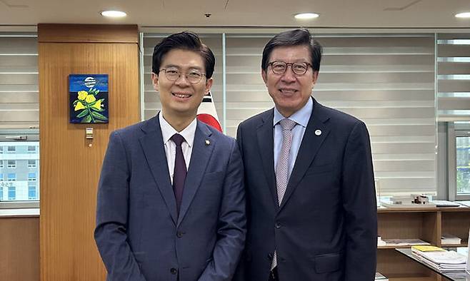 시대전환 조정훈 의원이 22일 부산을 방문해 박형준 부산시장과 기념 촬영을 하고 있다. 시대전환 제공