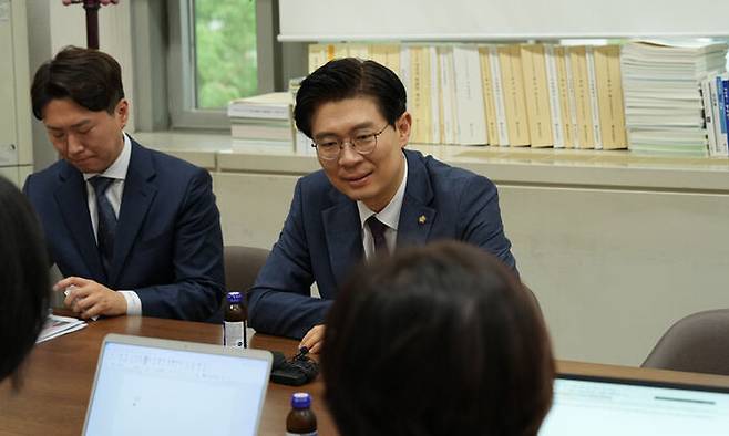 시대전환 조정훈 의원이 22일 부산을 방문해 부산시의회 출입기자들과 간담회를 하고 있다. 시대전환 제공