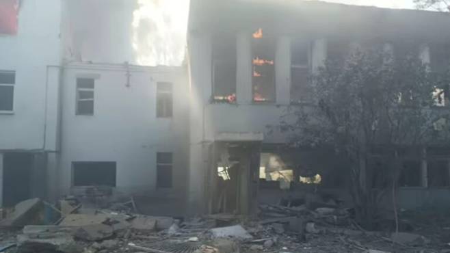 오른쪽에 연결된 2층 별관의 상부에서 불길이 치솟고 있다.