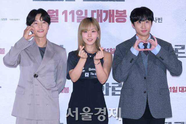 배우 송중기, 김형서, 홍사빈이 22일 오후 서울 강남구 메가박스 코엑스에서 진행된 영화 ‘화란’(감독 김창훈) 언론배급시사회 및 기자간담회에서 포즈를 취하고 있다.