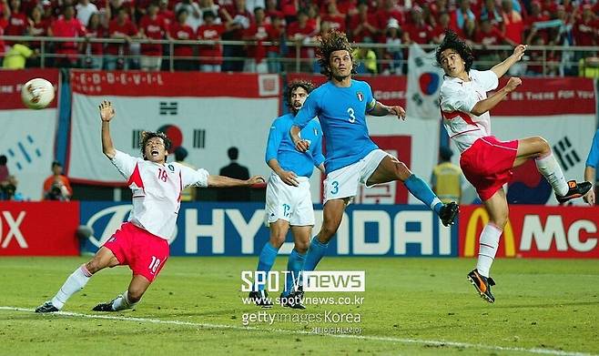 ▲ 2002 한일월드컵 16강에 출전했던 말디니(중앙)와 안정환(오른쪽)