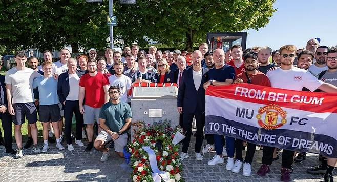 ▲ 함께 뮌헨 참사 추모행사에 참석한 에릭 텐 하흐 감독과 양 팀 팬들 ⓒ바이에른 뮌헨