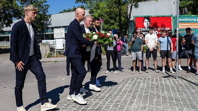 ▲ 추모 행사에 참석한 텐 하흐 감독과 호일룬, 브루노 페르난데스 ⓒ바이에른 뮌헨