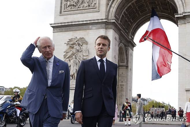 프랑스를 국빈방문한 찰스 3세 영국 국왕과 에마뉘엘 마크롱 프랑스 대통령 [AP 연합뉴스자료사진. 재판매 및 DB 금지]