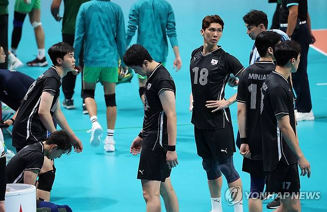 1세트 내준 한국 (항저우=연합뉴스) 김인철 기자 = 22일 중국 항저우 사오싱 차이나 텍스타일 시티 스포츠센터에서 열린 19회 항저우 아시안게임 남자배구 12강 토너먼트 한국과 파키스탄의 경기. 1세트(19-25)를 내준 한국 선수들이 아쉬워하고 있다. 2023.9.22 yatoya@yna.co.kr