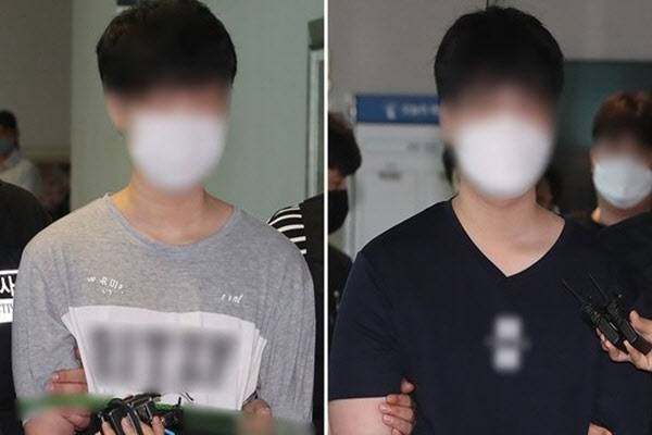 친할머니를 살해한 혐의를 받는 10대 형제가 2021년 8월 31일 오후 대구지방법원 서부지원에서 열린 영장실질심사를 마친 뒤 법정을 나서고 있다. 왼쪽부터 A군(당시 18세)과 동생 B군(당시 16세). (사진=뉴스1)