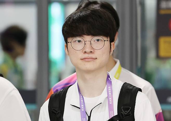 항저우 아시안게임에 출전하는 대한민국 e스포츠 국가대표팀 '페이커' 이상혁이 22일 오후 중국 항저우 샤오산 국제공항을 통해 입국하고 있다. (항저우=연합뉴스)