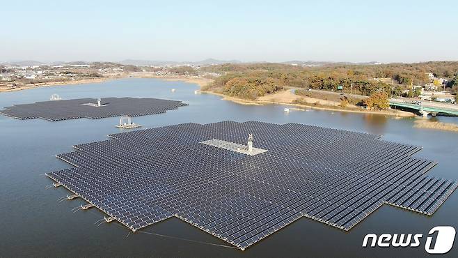 10일 오후 경기도 화성시 우정읍 멱우지에 설치된 태양광 패널 모습. 2020.11.10/뉴스1 ⓒ News1 박정호 기자