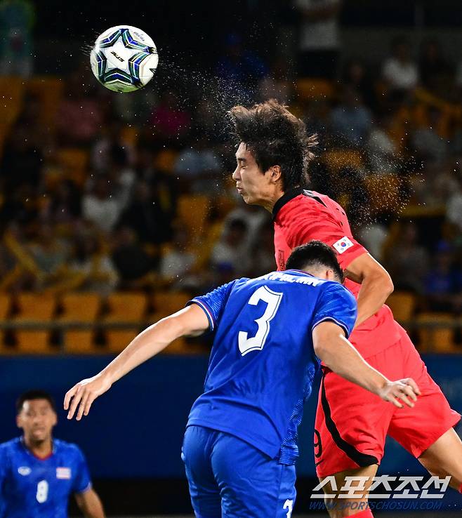 21일 오후 중국 진화스타디움에서 열린 항저우아시아게임 남자축구 예선 2차전 대한민국과 태국의 경기. 헤딩슛을 시도하고 있는 박재용. 진화(중국)=송정헌 기자songs@sportschosun.com/2023.09.21/