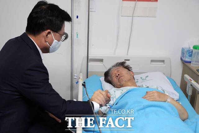 백현동 개발 특혜 의혹과 쌍방울그룹 대북송금 의혹으로 구속영장이 청구된 이재명 더불어민주당 대표의 체포동의안이 국회 본회의에서 가결됐다. 박광온(왼쪽) 원내대표는 사퇴했다. 사진은 이날 박 원내대표가 서울 중랑구 녹색병원을 찾아 병상 단식 중인 이 대표를 만나 대화하는 모습. /국회사진취재단