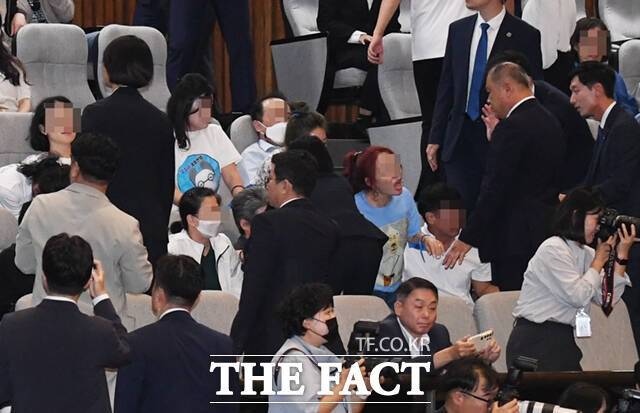 이 대표에 대한 체포동의안이 가결된 후 민주당은 격랑에 휩싸였다. 가결을 촉구하던 국민의힘은 반색하면서도 신중한 태도를 취하고 있다. 사진은 지난 21일 이재명 대표의 체포동의안이 가결되자, 본회의장을 찾아 이를 지켜보던 일부 이 대표 지지자들이 항의하는 모습. /이새롬 기자