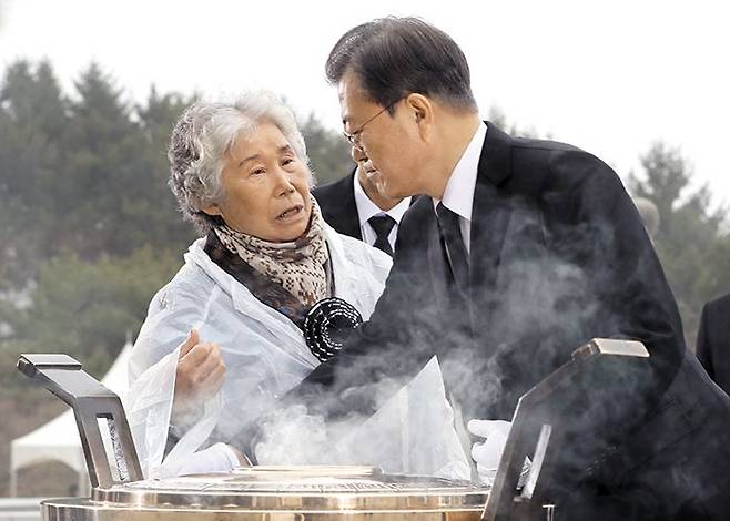 천안함 폭침으로 전사한 고(故) 민평기 상사의 어머니 윤청자 여사가 2020년 3월 27일 ‘서해수호의 날’ 당시 문재인 대통령에게 다가가 질문하고 있다. /연합뉴스