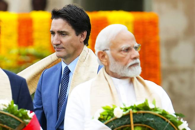 지난 10일 G20(20국) 정상회의 참석차 인도 뉴델리를 찾은 쥐스탱 트뤼도(왼쪽) 캐나다 총리가 인도 뉴델리 간디 추모공원에서 열린 헌화행사장에서 나렌드라 모디 인도 총리 뒤를 지나고 있다./AP 연합뉴스