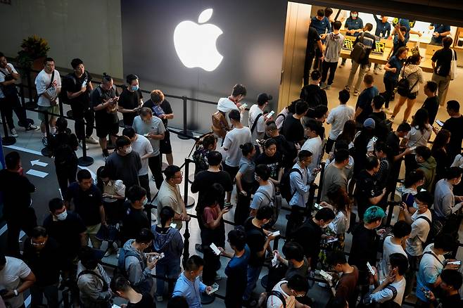 아이폰15 중국 출시 첫날인 22일 상하이 애플스토어에서 중국인들이 줄을 서고 있다. /로이터 연합뉴스