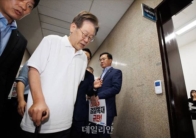 더불어민주당 이재명 대표가 지난 15일(단식 16일차) 국회본청 민주당 당대표실로 들어가고 있다. ⓒ데일리안 홍금표 기자