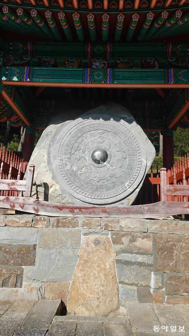 건강 회복에 도움을 주는 기운이 강하다는 석경.  귀감석 바로 위편 언덕배기에 있다.