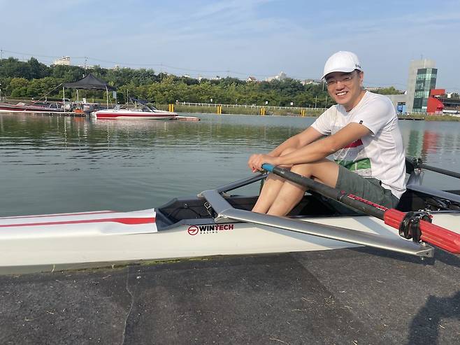 김성환 교수는 주말마다 미사리 조정 경기장에서 동호회 회원들과 조정을 즐긴다. 김 교수는 조정은 근력 운동과 유산소 운동의 효과를 모두 얻을 수 있는 전신운동이라고 했다. 김성환 교수 제공