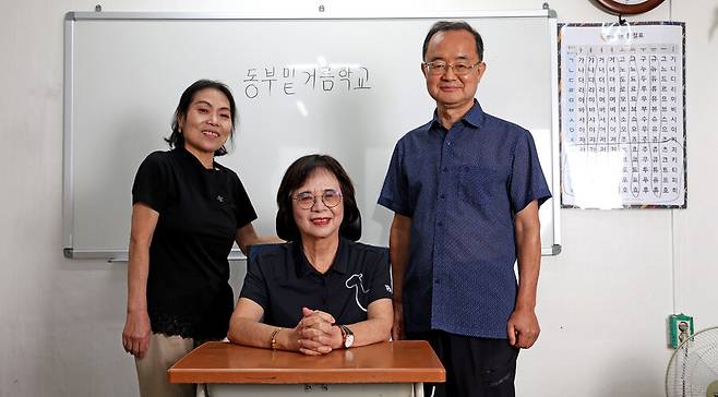 학교 운영 비용을 구청의 임대료 지원 외에 후원금 등으로 충당해야 하는 동부밑거름학교에선 김은선(왼쪽부터)·한상배·박진만 선생님이 상근하며 수업은 물론 청소까지 직접 한다. 이정용 선임기자