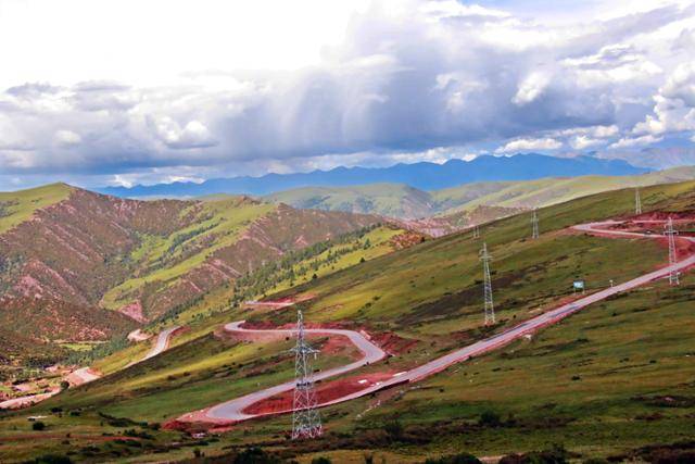 시짱(티베트)자치구 망캉 부근 구불구불한 고갯길. 망캉은 티베트 말로 ‘지극히 신비로운 곳’이다. ⓒ최종명