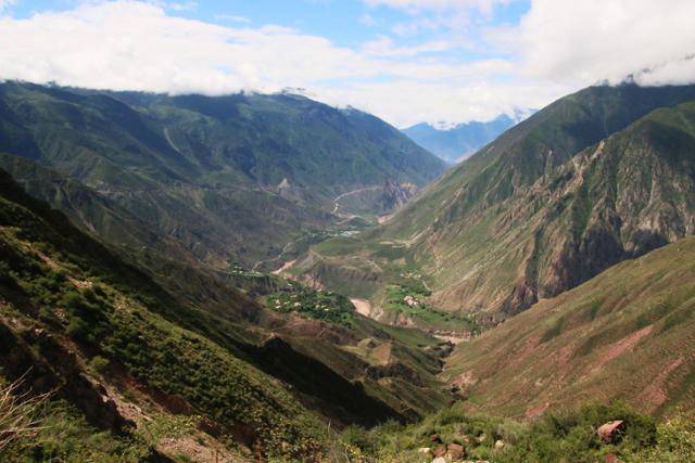 옌징 퉈쯔라 쉼터에서 본 웅장한 산악과 협곡. ⓒ최종명