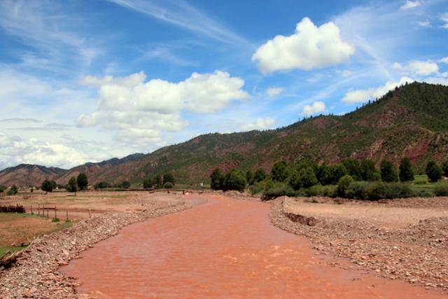 옌징에서 망캉 가는 길의 난창강 지류. ⓒ최종명