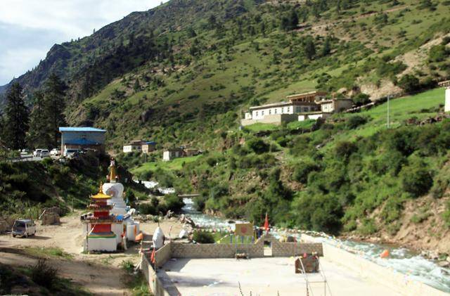 줴바산 고개 넘어 취덩향 마을 모습. ⓒ최종명