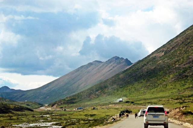 취덩향 부근 국도에서 본 산과 초원. ⓒ최종명